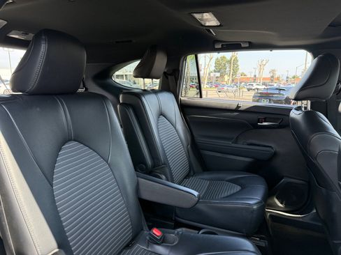 Used 2022 Toyota Highlander XSE image 18