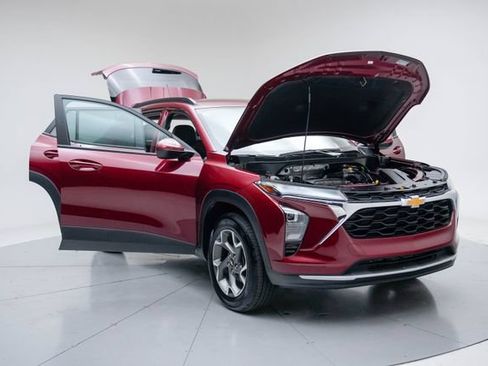 Used 2025 Chevrolet Trax LT FWD image 16