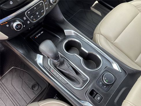 Used 2023 Chevrolet Traverse Premier FWD image 28