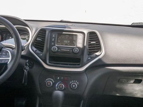 Used 2016 Jeep Cherokee Sport FWD image 12