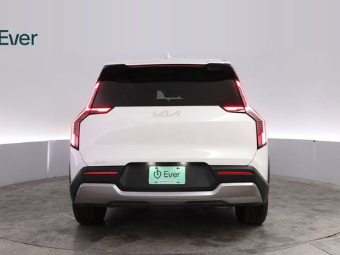 Used 2024 Kia EV9 Light Long Range RWD image 15