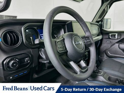 Used 2025 Jeep Wrangler Unlimited Rubicon 4xe AWD/4WD image 10