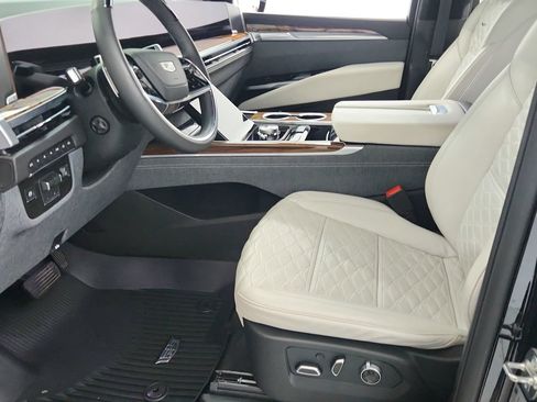 Certified 2026 Cadillac Escalade ESV Platinum Luxury w/ LPO, Floor Liner Package AWD/4WD image 18
