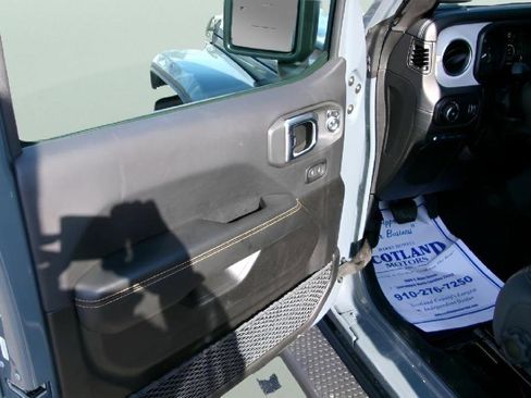 Used 2025 Jeep Wrangler Sahara image 9