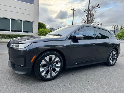 Used 2023 BMW iX xDrive50 w/ Premium Package AWD/4WD image 5