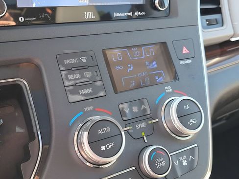 Used 2018 Toyota Sienna Limited Premium w/ Carpet Mat Package image 24