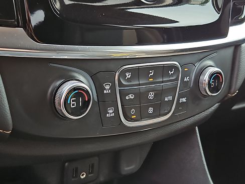 Used 2021 Chevrolet Traverse LS FWD image 15