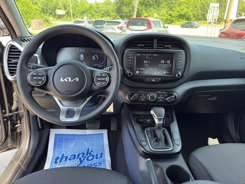 Used 2025 Kia Soul LX w/ LX Technology Package FWD image 22