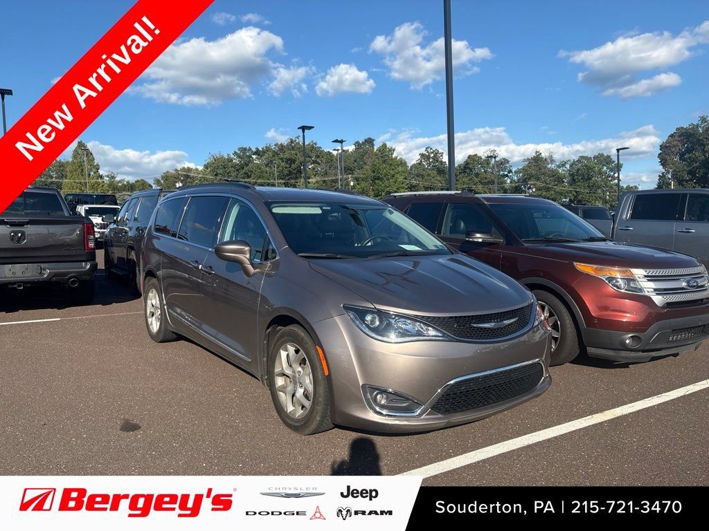 Used 2017 Chrysler Pacifica Touring-L w/ Tire & Wheel Group FWD image 1