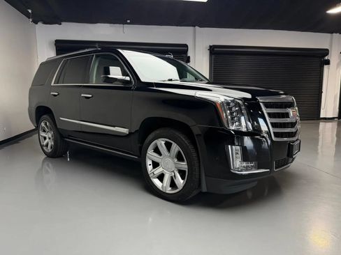 Used 2019 Cadillac Escalade Premium Luxury AWD/4WD image 3
