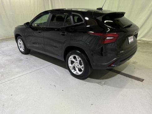Used 2025 Chevrolet Trax LS w/ LS Convenience Package FWD image 9