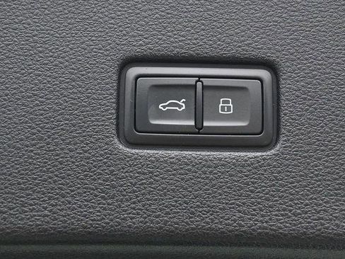 Used 2019 Audi Q8 Premium image 32