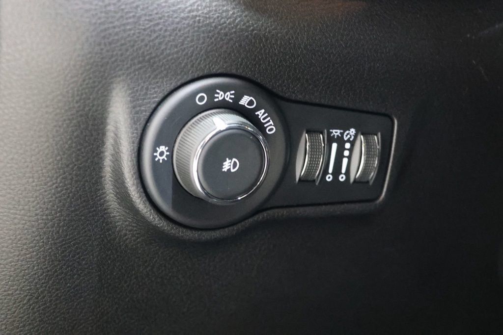 Used 2025 Jeep Compass Trailhawk AWD/4WD image 21