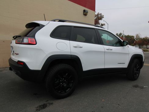 Used 2019 Jeep Cherokee Trailhawk image 12