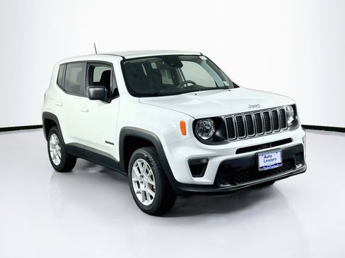 Used 2023 Jeep Renegade Latitude AWD/4WD image 3