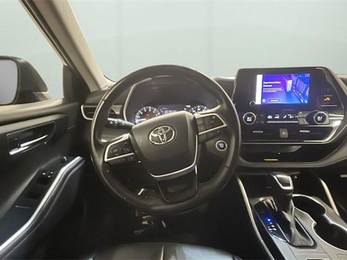 Used 2024 Toyota Highlander XLE image 11