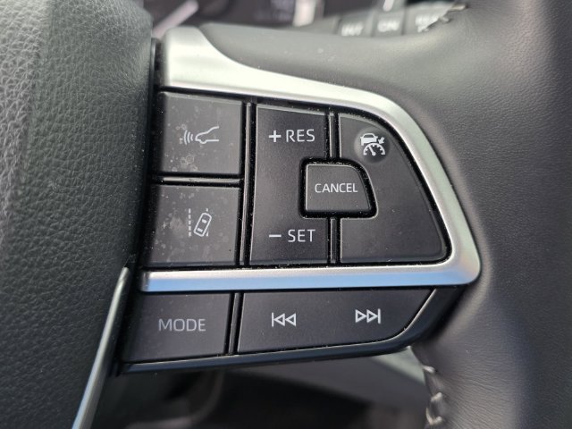 Used 2025 Toyota Highlander XLE FWD image 29