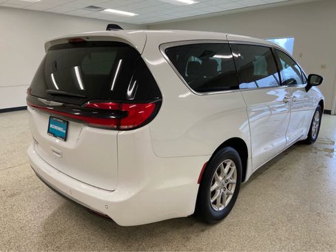 Used 2024 Chrysler Pacifica Touring-L FWD image 7