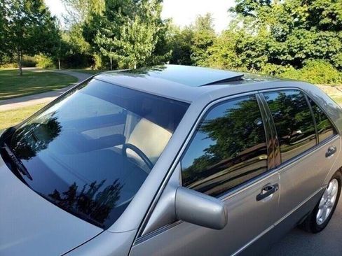 Used 1993 Mercedes-Benz 300 SD Sedan image 11