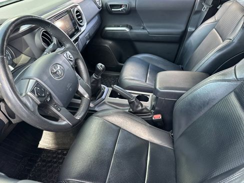 Used 2018 Toyota Tacoma TRD Sport AWD/4WD image 10