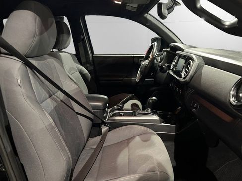 Used 2016 Toyota Tacoma TRD Sport image 14