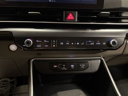 Used 2025 Kia Carnival FWD image 28