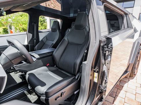 Used 2024 Tesla Cybertruck AWD Crew Cab image 18