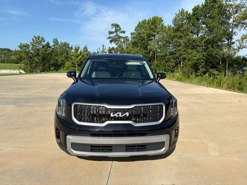 Used 2024 Kia Telluride EX w/ EX Captain's Chair Package FWD image 2