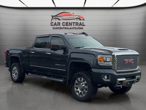 Used 2017 GMC Sierra 2500 Denali w/ Duramax Plus Package AWD/4WD image 7