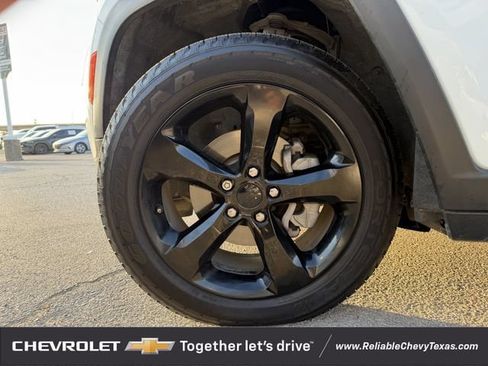 Used 2023 Jeep Grand Cherokee Limited w/ Black Appearance Package AWD/4WD image 10