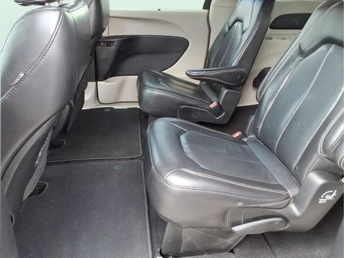 Used 2022 Chrysler Pacifica Touring-L AWD/4WD image 17