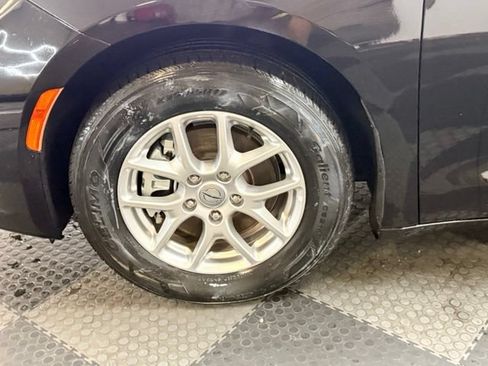 Used 2024 Chrysler Pacifica Touring-L FWD image 13