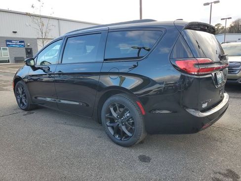 New 2026 Chrysler Pacifica Select image 4