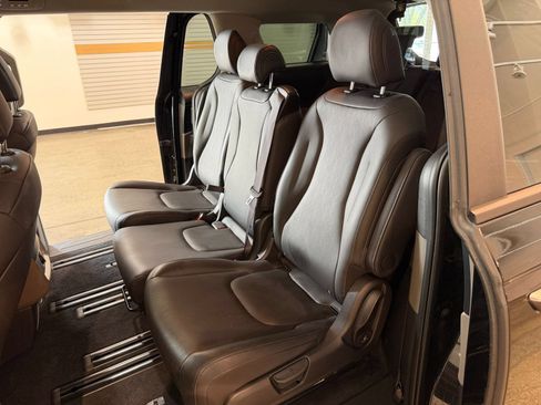 Used 2026 Kia Carnival FWD image 42