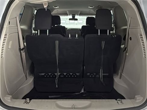 Used 2022 Chrysler Voyager LX image 6