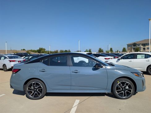 New 2025 Nissan Sentra SR image 3