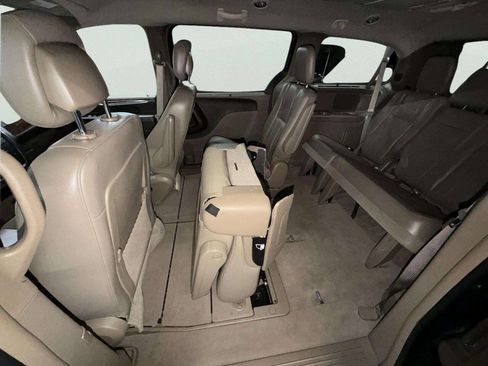 Used 2011 Chrysler Town & Country Touring-L image 21