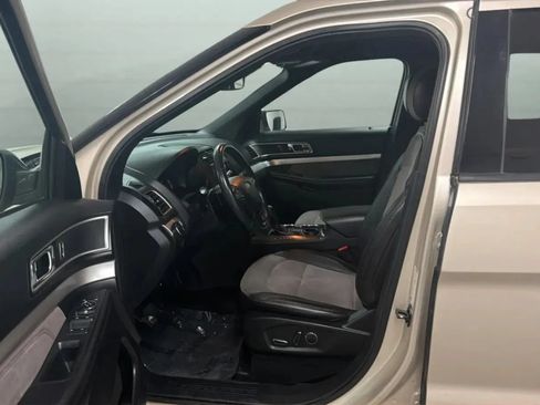 Used 2017 Ford Explorer XLT w/ Equipment Group 202A FWD image 21