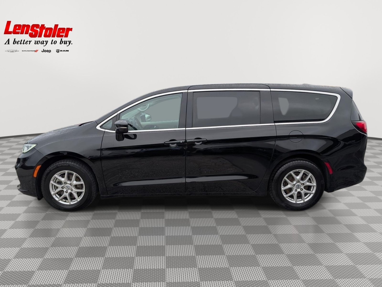 Used 2024 Chrysler Pacifica Touring-L FWD image 2