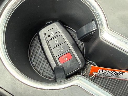 Used 2022 Toyota Highlander XLE FWD image 31