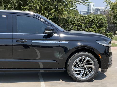 New 2025 Lincoln Navigator L Reserve image 12