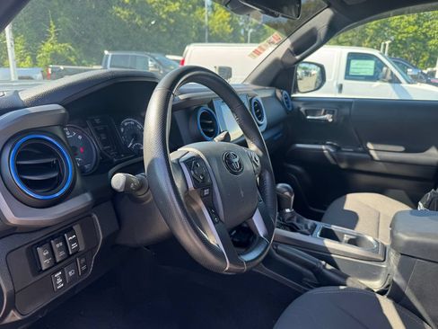 Used 2019 Toyota Tacoma TRD Sport AWD/4WD image 25