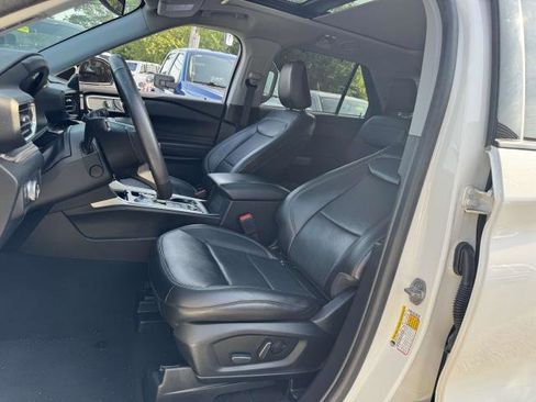 Certified 2022 Ford Explorer Limited w/ Equipment Group 301A image 6