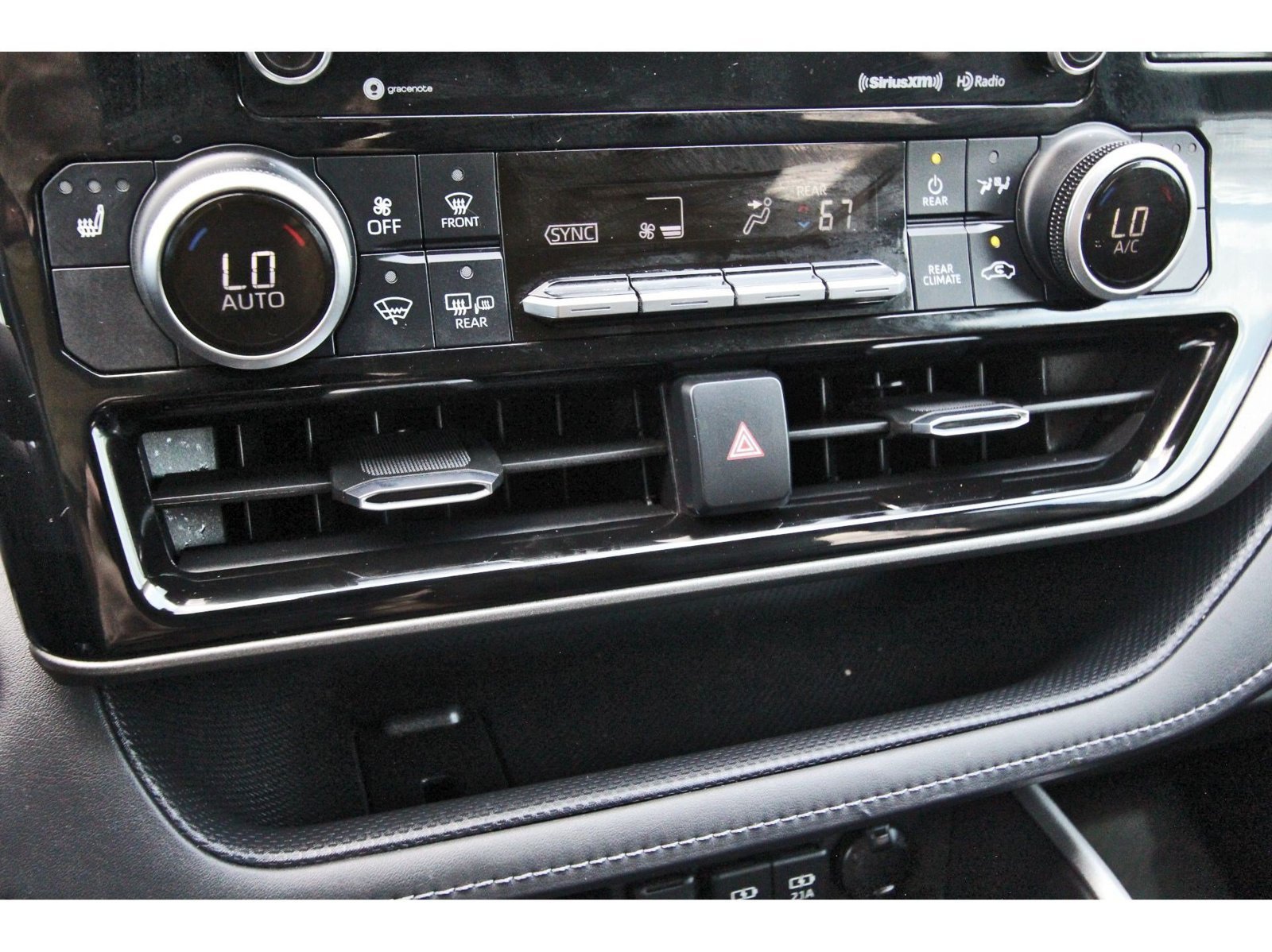 Used 2020 Toyota Highlander XLE AWD/4WD image 28