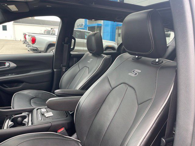 Used 2025 Chrysler Pacifica Limited FWD image 16
