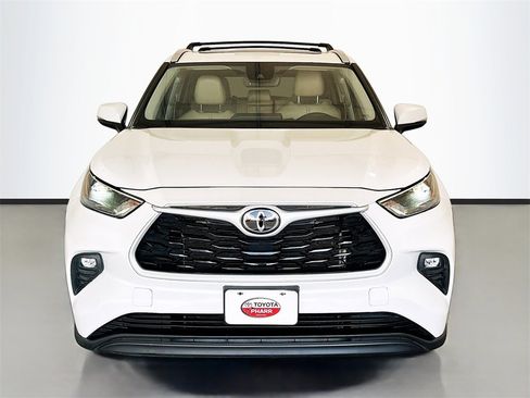 Used 2023 Toyota Highlander XLE image 2