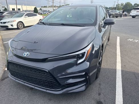 Used 2023 Toyota Corolla SE FWD image 2
