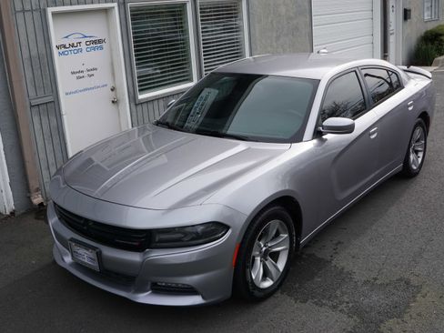 Used 2016 Dodge Charger SXT image 3