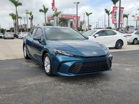Used 2025 Toyota Camry LE image 2