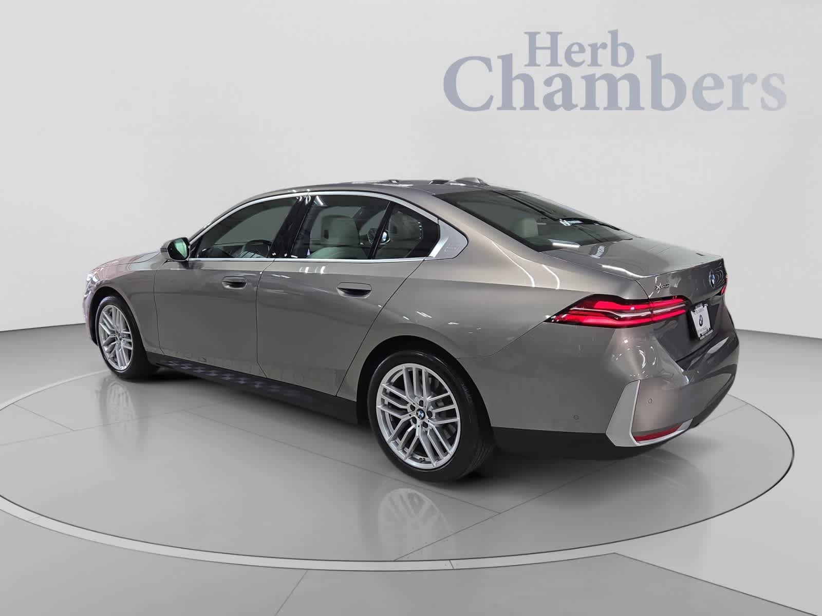 Used 2024 BMW 530i xDrive w/ Convenience Package AWD/4WD image 3